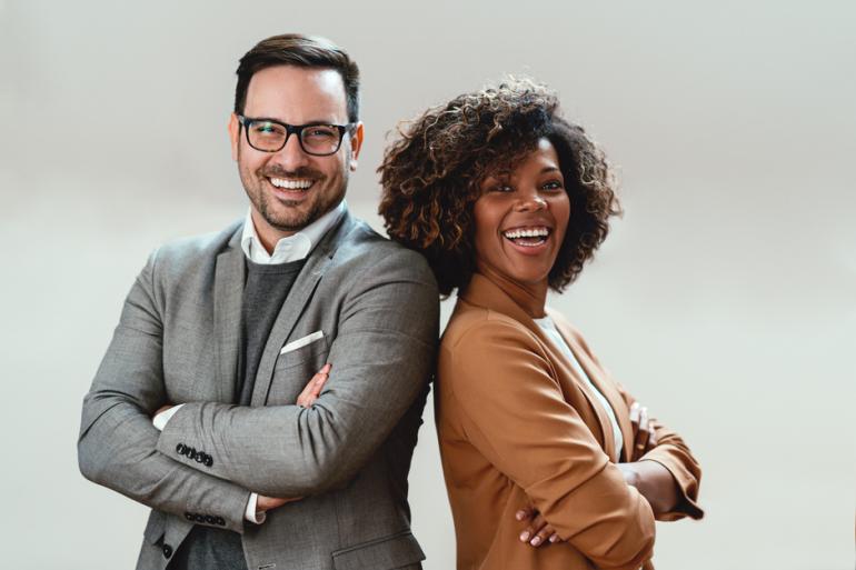 Hombre y mujer de espaldas